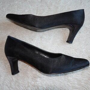 Women's Size 9 Black Jacqueline Ferrar Pumps with 2.5" Heel (LIKE NEW)